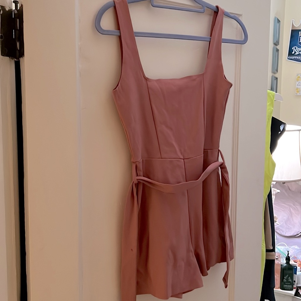 Cute romper never worn!